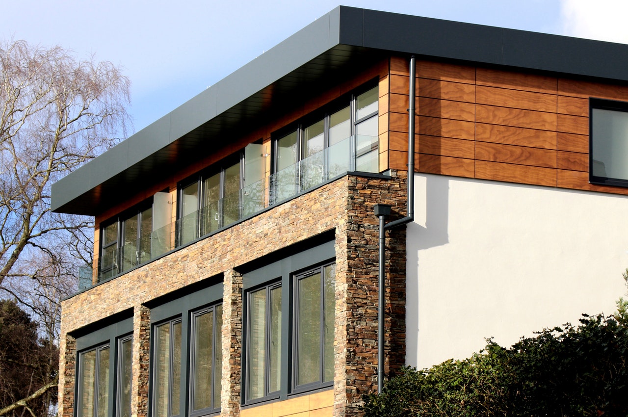 Thermally broken aluminum window frame profile showing polyamide thermal break and central gasket